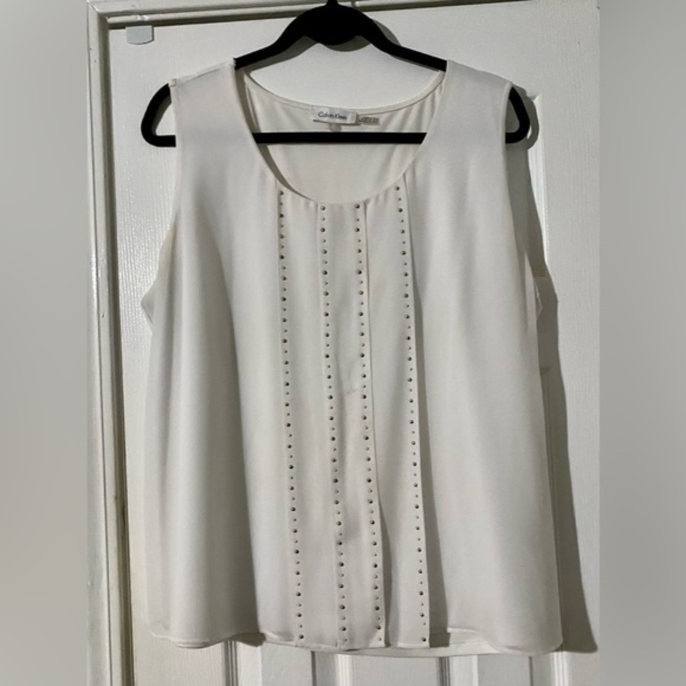 Off white‎ sleeveless blouse